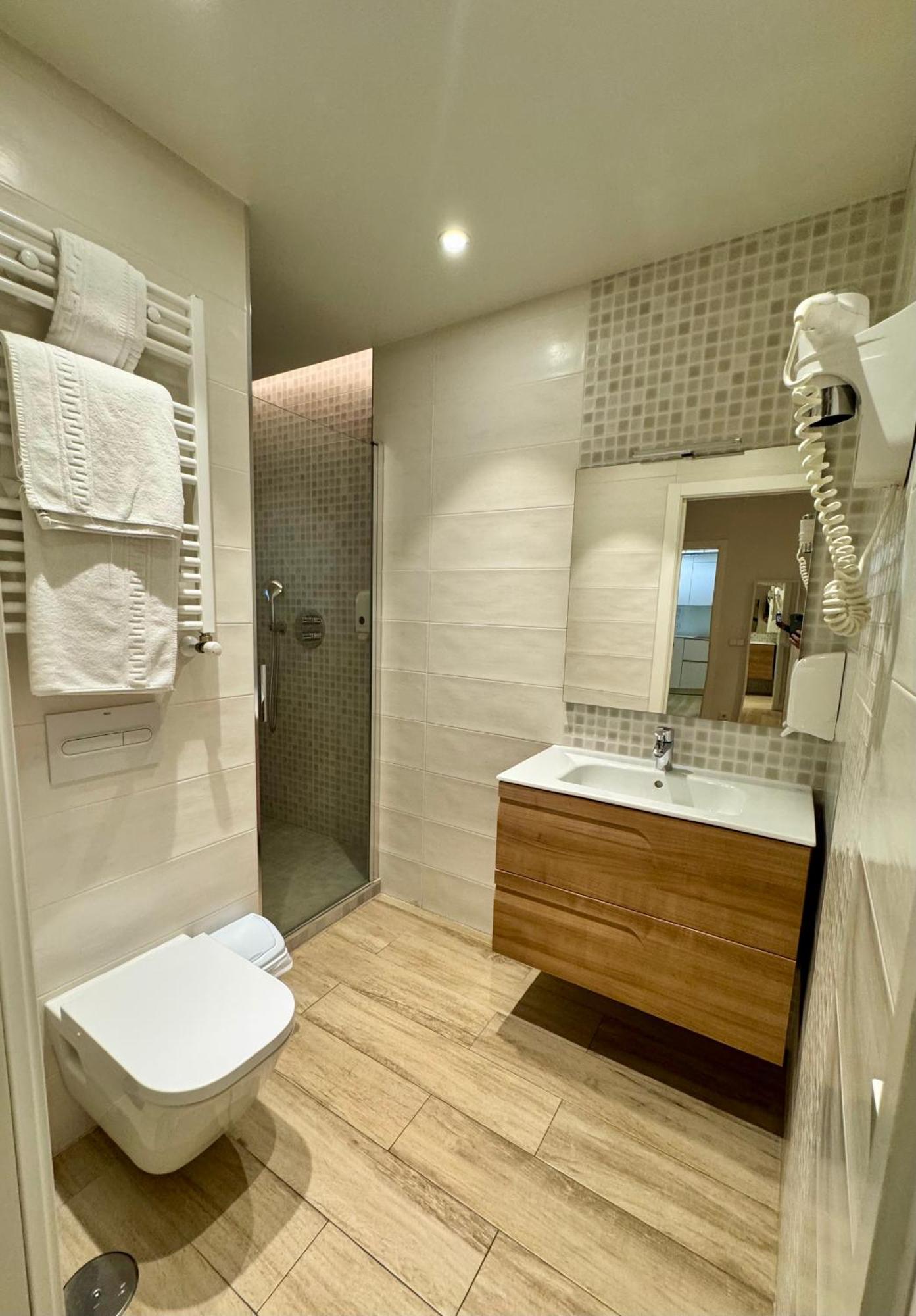 Apartamentos Apolo Madrid Dış mekan fotoğraf